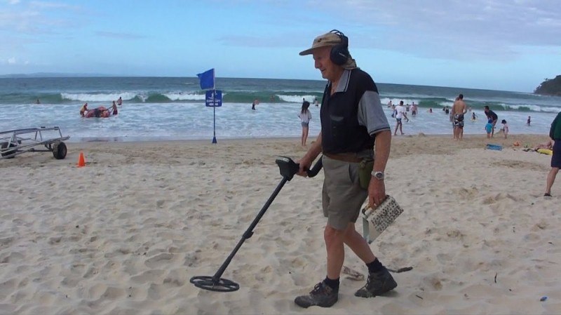 Создать мем: металлоискатель, пляжный поиск, человек с металлоискателем на пляже
