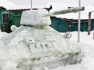 Создать мем: танк тигр из снега, танк из снега внутри, танк т-34 из снега