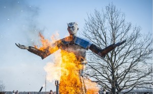 Создать мем: в липецке сожгли короля ночи, масленица сожжение чучела, сжигание чучела масленицы