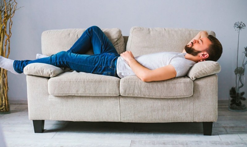 Создать мем: мужчина на диване, на диване, мужик лежит на диване