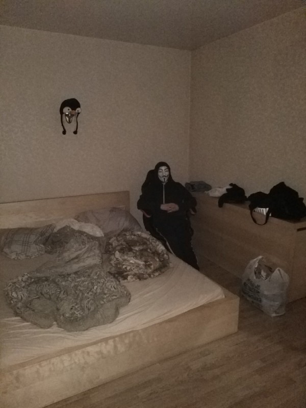 Создать мем: ghostface scream, одиночество в комнате, крик спать