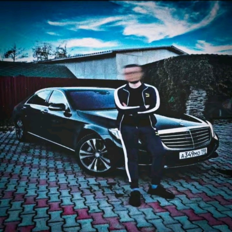 Создать мем: мужчины, maybach mercedes, парень