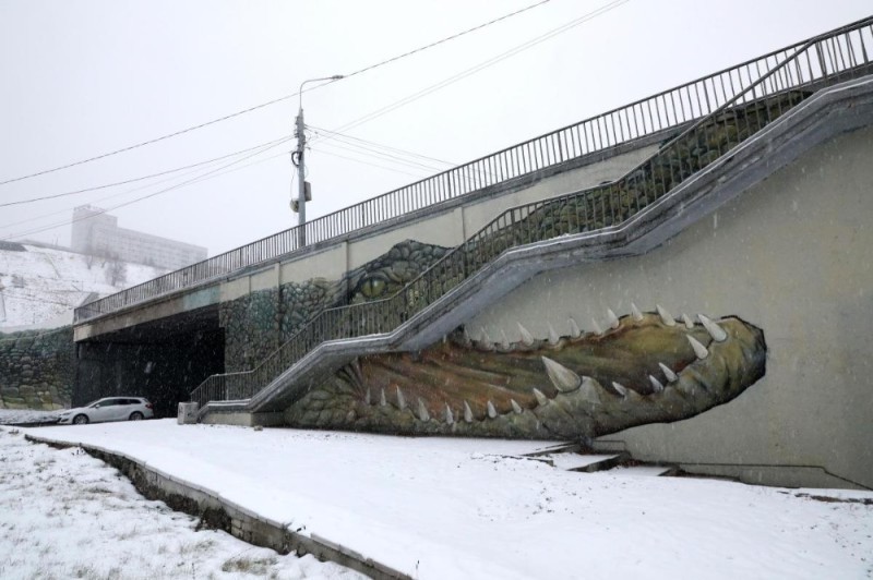 Create meme: crocodile on the bridge in Nizhny Novgorod, crocodile on Kanavinsky bridge Nizhny Novgorod, graffiti crocodile on Kanavinsky bridge in Nizhny Novgorod