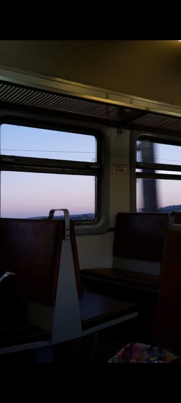 Создать мем: вид из окна поезда, вагон электрички, окно поезда