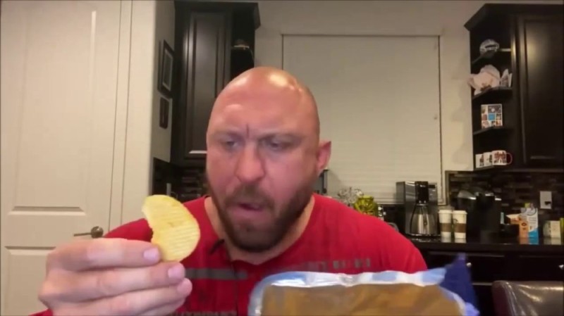 Создать мем: мужик хавает чипсы, чел который ест чипсы, мужик жрет чипсы