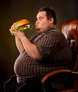 Создать мем: толстый человек ест, толстые люди с бургером, толстый человек ест гамбургер