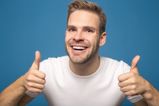 Создать мем: улыбающийся мужчина, человек показывает пальцем, человек палец