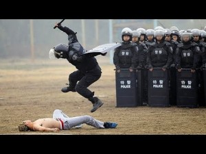 Создать мем: омон мем, полицейский бьет, police strike