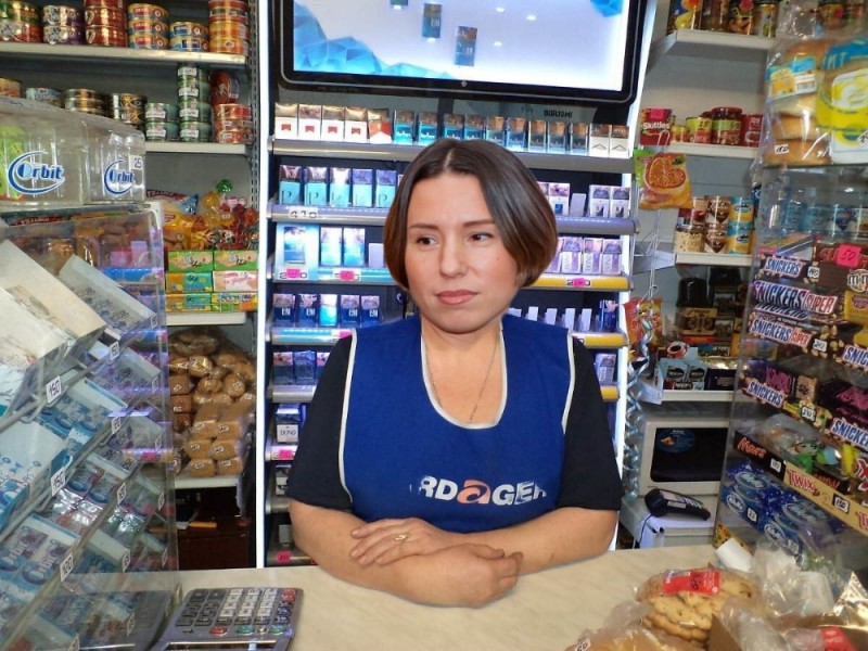 Create meme: saleswoman , the saleswoman from pyaterochka, the seller of the product