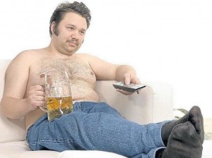 Создать мем: привычка, мужчина лежит на диване, алкоголик ли я картинка