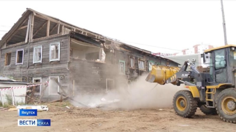 Create meme: 17 Yakutsk quarter, a wooden house in Yakutsk will be demolished, houses in Yakutsk