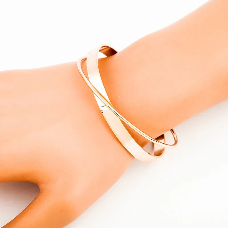Create meme: gold women's bracelet, fashionable gold bracelets, gold bracelet for women on the arm