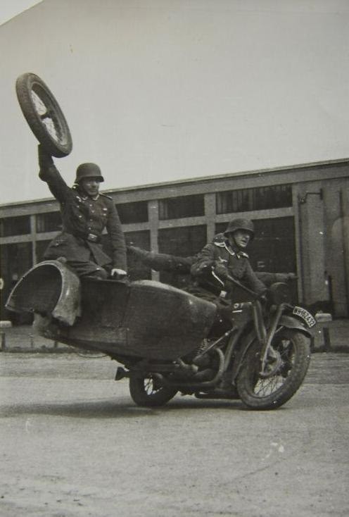 Создать мем: мотоциклы второй мировой войны, triumph 1940 мотоцикл вермахт, мотоцикл старый