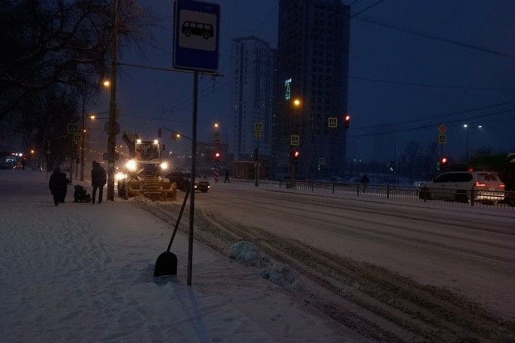 Создать мем: пермь снежный коллапс, уборка снега, снег в казани