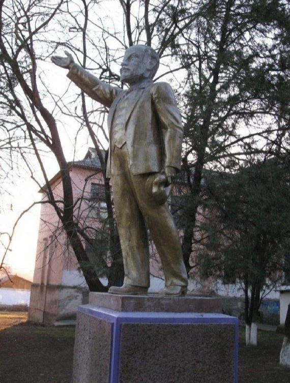 Create meme: PMR sukleya monument to Lenin, the monument to Lenin , sculptor Merkulov monument to Lenin Serdobsk