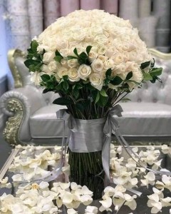 Создать мем: букет белых роз 90см, 101 белая роза, белый букет