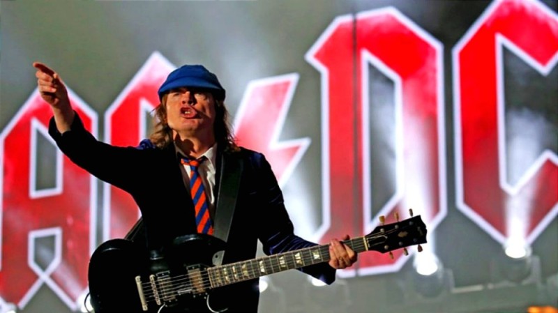 Создать мем: ac dc концерт, angus young ac dc, ac/dc