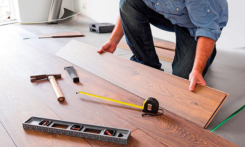 Create meme: laying laminate with your own hands step by step, laying laminate flooring, laminate laying tool