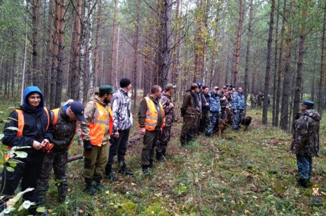 Создать мем: поиски пропавших в лесу, люди в лесу, поисково-спасательный отряд лиза алерт