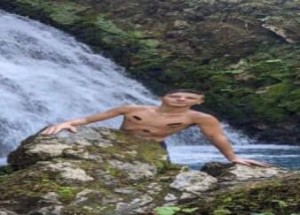 Создать мем: купание в водопаде, парень, водопад в лесу