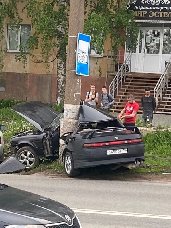 Создать мем: дтп ижевск, марк врезался в столб, место аварии