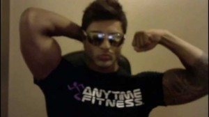 Создать мем: zyzz трицепс, zyzz азиз, мужчина