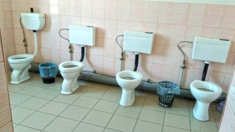 Создать мем: туалеты в русской школе, туалет в школе, общий туалет