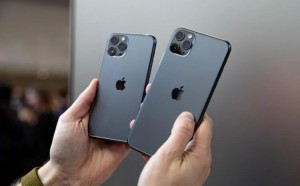 Создать мем: iphone 11 pro max в руке, iphone 11 pro, новый айфон 2019