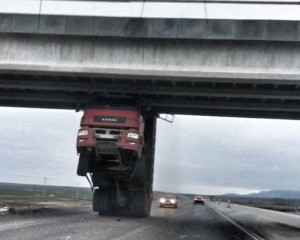 Создать мем: мост глупости, грузовик зацепился за мост, самосвал грузовой автомобиль