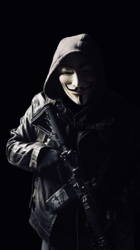 Создать мем: анонимус с оружием, парень в капюшоне, анонимус