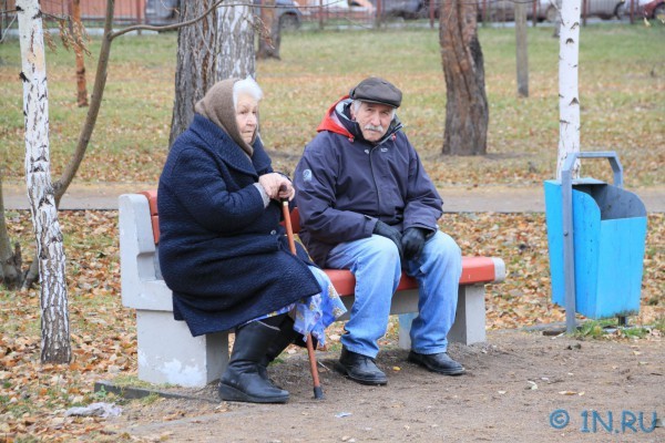 Create meme: the grandmother on the bench, grandfather and grandmother on the bench, grandma on the bench