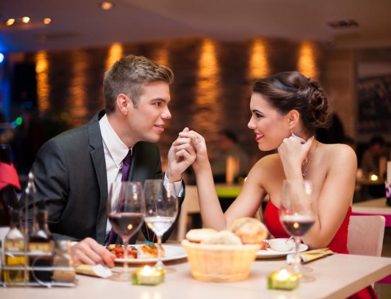 Create meme: a man and a woman in a restaurant, couple in restaurant , the girl in the restaurant