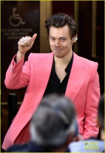 Создать мем: harry styles today show 2019, гарри стайлс 2021 grammy, певцы