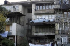 Создать мем: российские балконы, балкон окна, машина на балконе