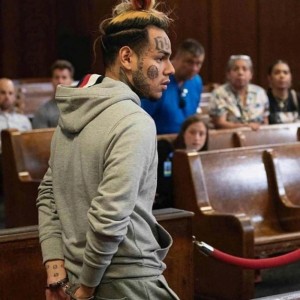 Создать мем: 6ix9ine jail, 6ix9ine в суде, tekashi 6 ix 9 ine