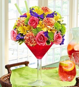 Создать мем: букет коктейль день рождения, композиция цветов в бокале мартини, букет цветов с разноцветными вазами