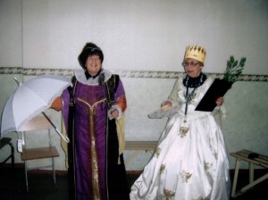 Создать мем: национальный костюм осетин, ансамбль шапсугия, национальный костюм карачаевцев в музее