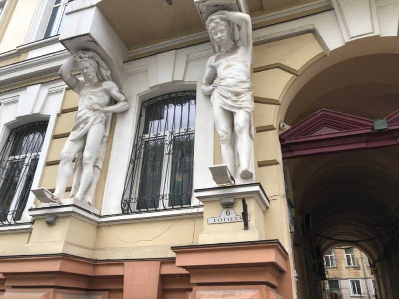 Создать мем: скульптура атланта, доходный дом, атланты в петербурге