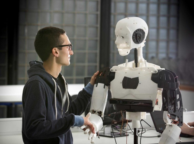 Создать мем: первый робот, искусственный интеллект робот, робот с ии