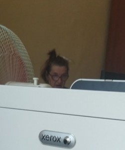 Создать мем: молодая женщина, девушка на работе 2021, компьютер в офисе