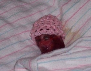 Создать мем: младенец, вязаные чепчики для новорожденных, шапочка для новорожденного