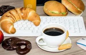 Создать мем: завтрак, круассан бизнес, кофе круассан вишня