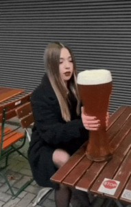 Создать мем: бокал пива, огромный бокал пива, стакан пива