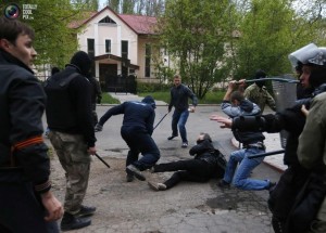 Создать мем: несколько человек бьют одного, групповое нападение, околофутбола