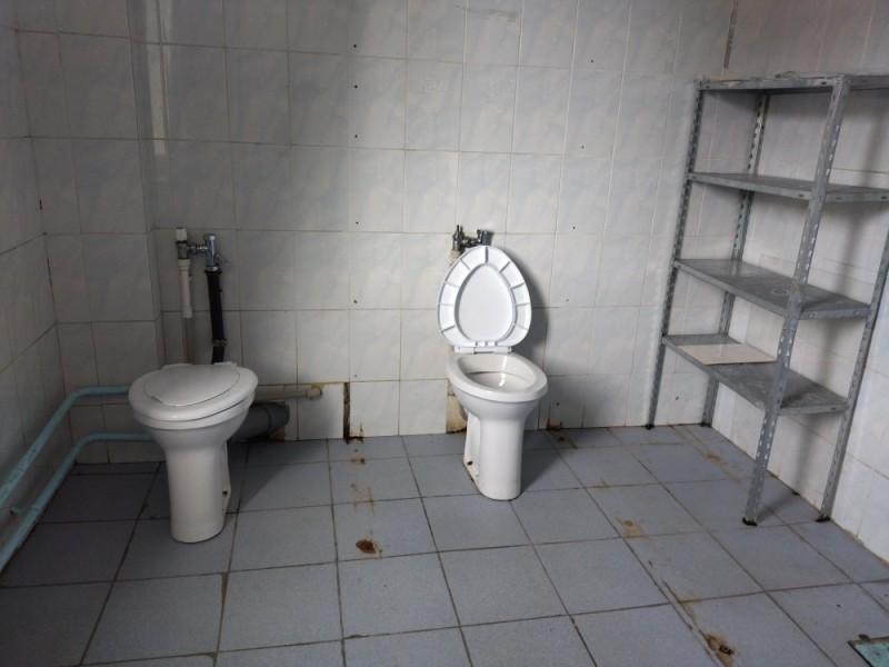 Создать мем: общий туалет, туалеты в русской школе, школьный туалет