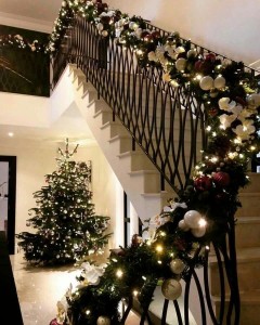 Создать мем: дизайн лестницы, красивая новогодняя елка, новогодний декор