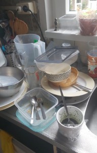 Создать мем: гора мытой посуды, еда, гора грязной посуды