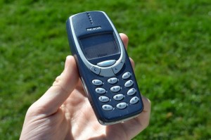 Создать мем: телефон кнопочный нокиа 3310 классик, нокия 3310 новый, nokia 3310 старый