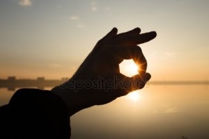 Создать мем: рука, пальцы держат солнце, фото все окей