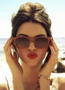 Создать мем: güneş gözlüğü, kendall jenner, wayfarer